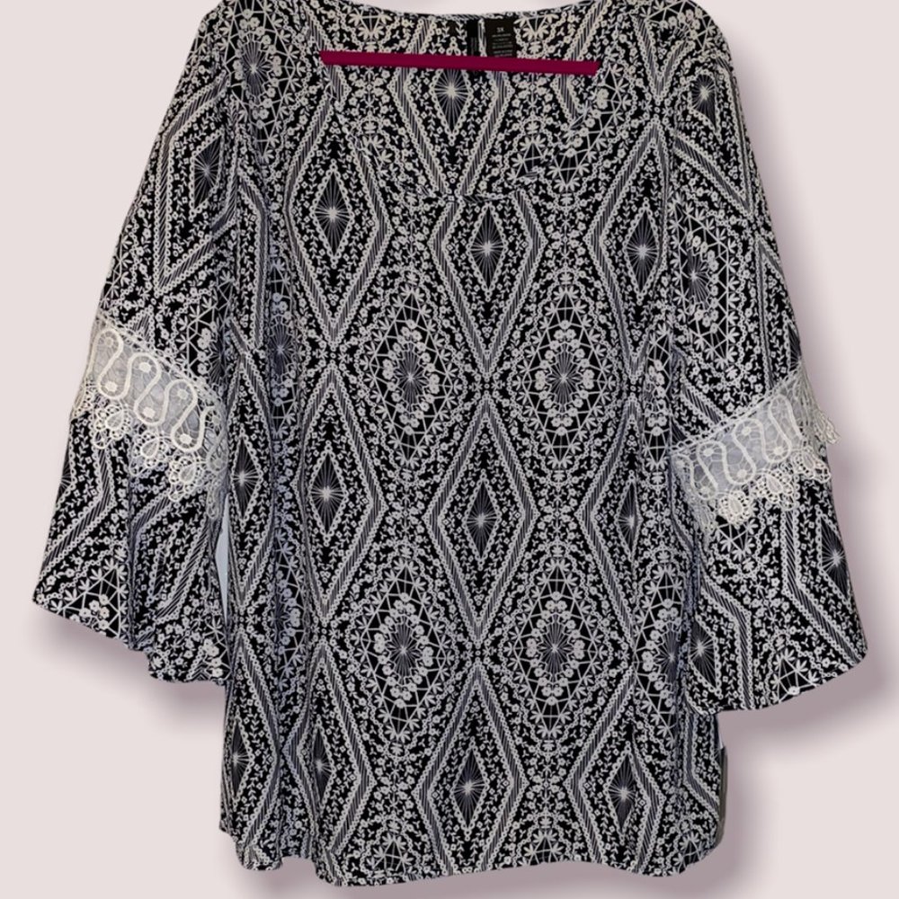 New Directions NWT Black and White Blouse